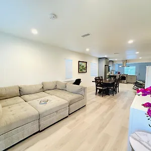 Holiday home New Spacious House In Near Disneyland-knott In Without Backyard In The Same Lot Of 3 Separate, Anaheim