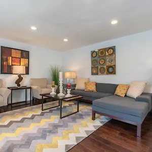 Holiday home Modern Nestled In The Hollywood Hills With Huge Deck And Wow Views!, Los Angeles